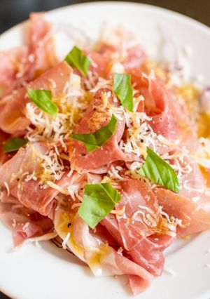 A picture of Prosciutto ham and fresh onions.