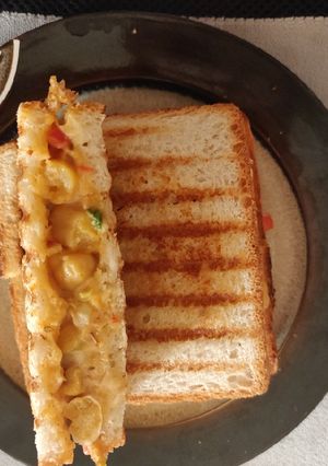 A picture of Chickpeas salad sandwich.
