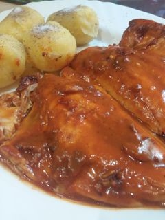 Una foto de Dorada con Salsa de Pimentón y Manzanilla