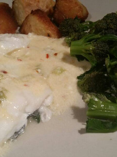 Una foto de Pescado blanco en salsa de queso ahumado