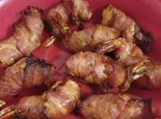 Una foto de camarones con tocino
