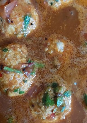A picture of Channa dhal vada curry.