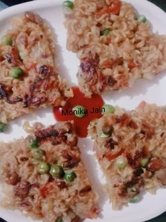 मैगी पिज़्ज़ा (Maggi pizza recipe in Hindi) रेसिपी मुख्य फोटो