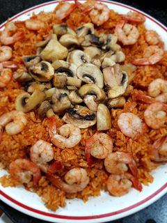 صورة لوصفة رز احمر مع الفطر والروبيان(الجمبري)