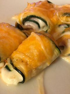 Una foto de Rollitos de calabacín gratinados rellenos de jamón y queso en Airfryer Cosori