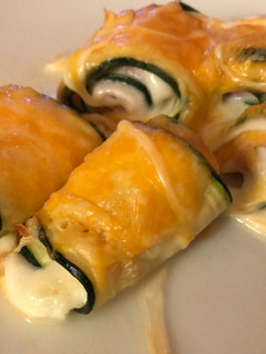 Una foto de Rollitos de calabacín gratinados rellenos de jamón y queso en Airfryer Cosori