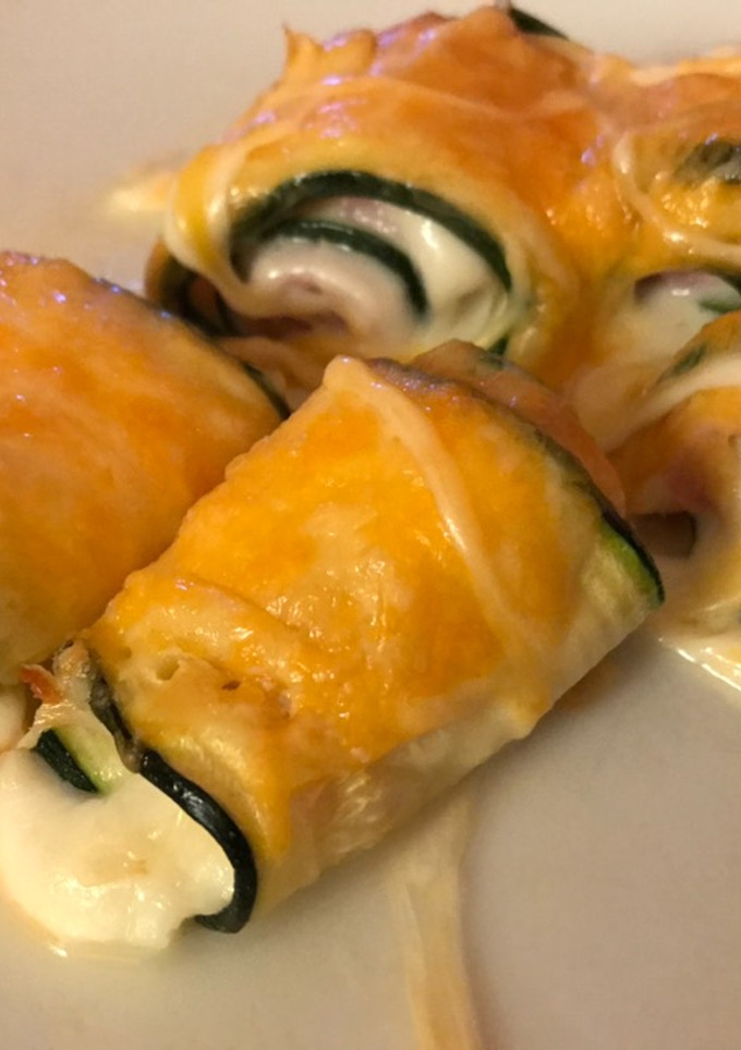 Una foto de Rollitos de calabacín gratinados rellenos de jamón y queso en Airfryer Cosori