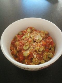 Una foto de Habitas con jamón en salsa de tomate