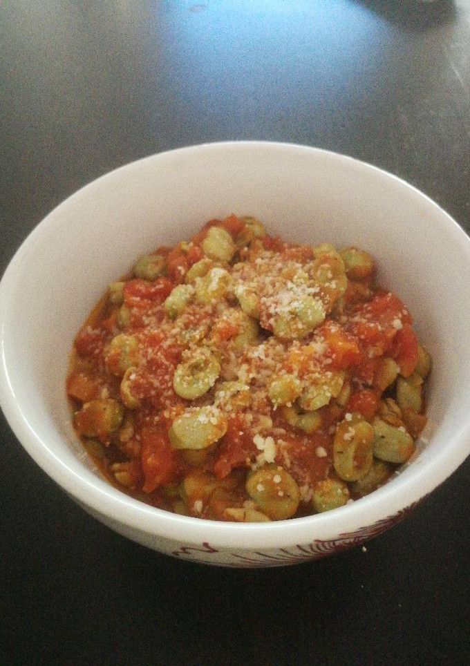 Una foto de Habitas con jamón en salsa de tomate