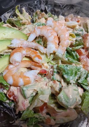 Una foto de Ensalada de aguacate con langostinos