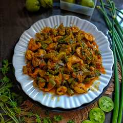 A picture of পিঁয়াজ কলি, কাঁচা টমেটো দিয়ে টাকি মাছ.