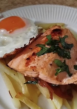 Una foto de Salmón a lo Pobre en Mantequilla al Ajillo y Cilantro