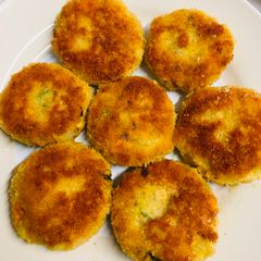 A picture of Salmon patties.