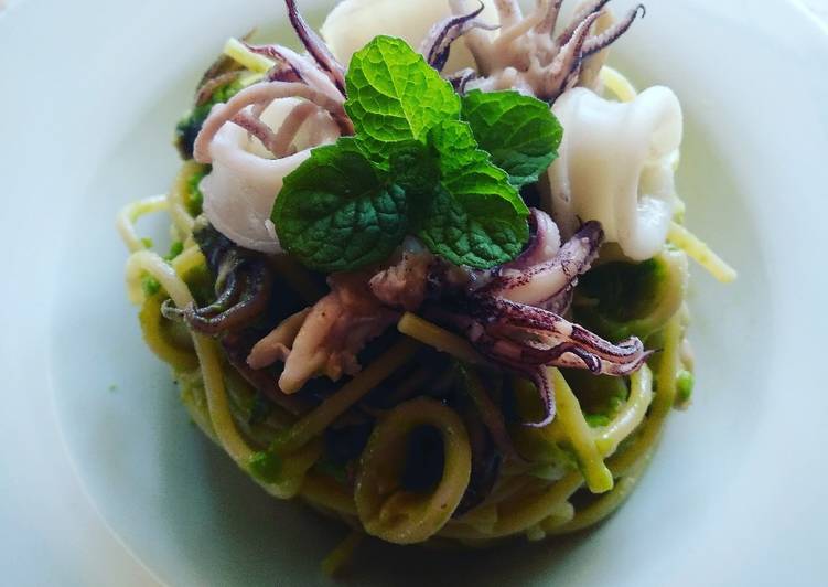 Simple Way to Prepare Veloce Spaghetti con crema di piselli al pecorino romano e calamaretti