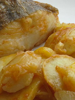Una foto de Bacalao al horno con patatas