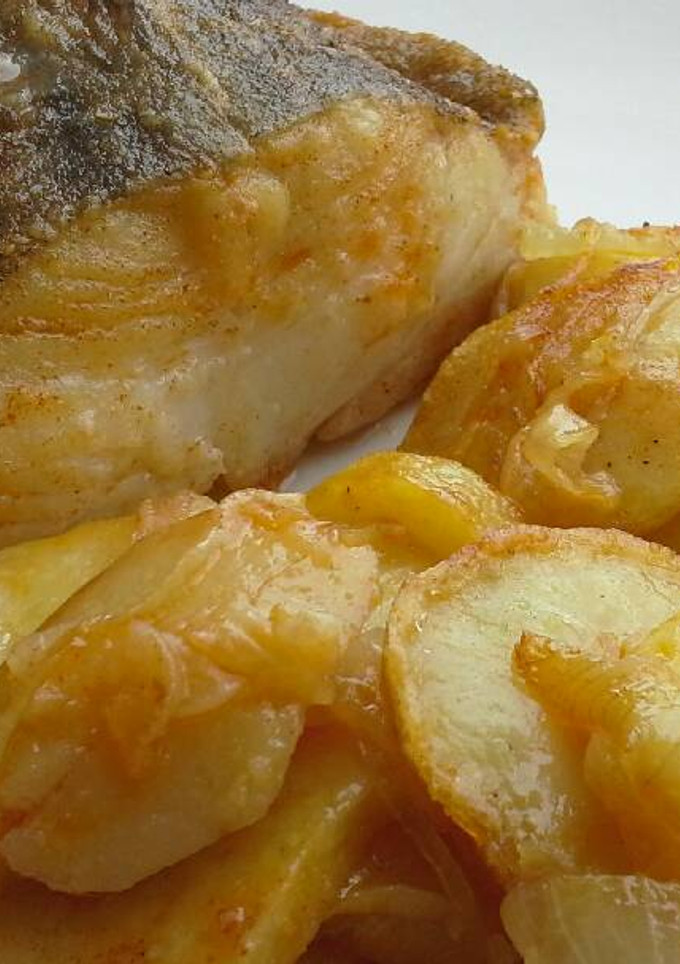 Una foto de Bacalao al horno con patatas