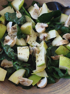 Una foto de Ensalada de Espinacas, Manzana y Champiñón