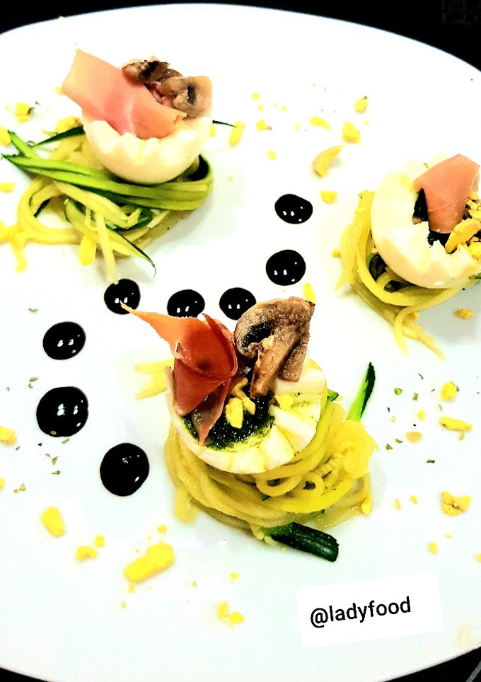 Una foto de 💐😁Huevos duros rellenos de pesto, champiñones y jamón