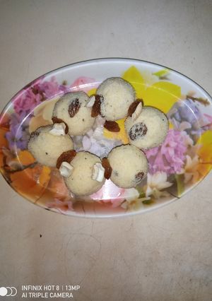 बिन पाकचे रवा लाडू (Bina Pakache Rava Ladoo Recipe In Marathi) रेसिपी चे मुख्य फोटो 