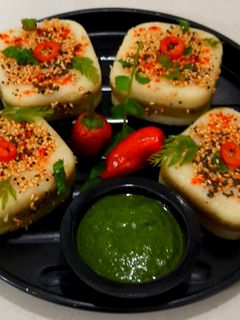 મસાલા સેન્ડવીચ ઈડલી (Masala Sandwich Idli Recipe In Gujarati) રેસીપી મુખ્ય ફોટો
