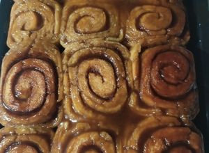 Una foto de Rollos de canela con caramelo