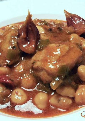Una foto de Garbanza con contra muslos de pollo