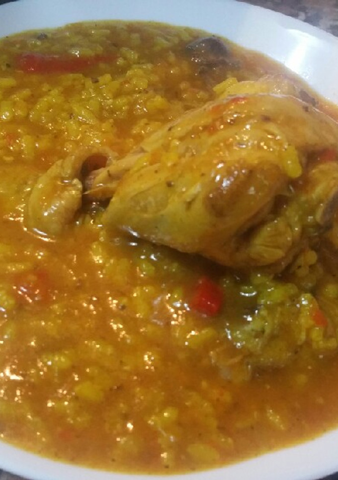 Una foto de Arroz caldoso con pollo