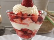 Una foto de frutilla con crema