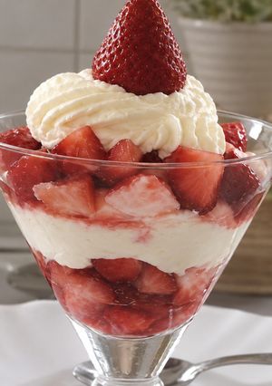 Una foto de Copa Clásica De Frutillas Con Crema