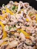 Tiritas de bistecs de pierna de cerdo con pimientos