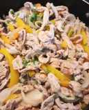 Tiritas de bistecs de pierna de cerdo con pimientos