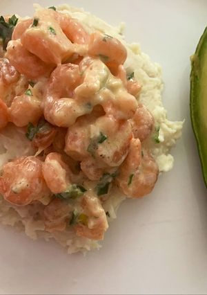 Una foto de Puré de ñame con camarones al ajillo