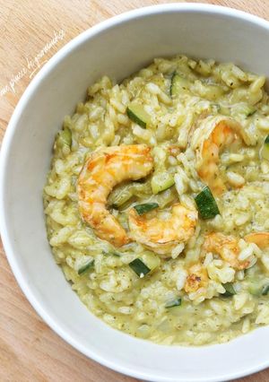 Une photo de Risotto au pesto, courgettes et crevettes