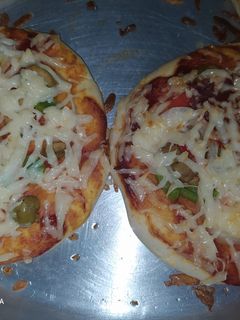 صورة لوصفة بيتزا بخبز البيت 🍕🍕😋😋