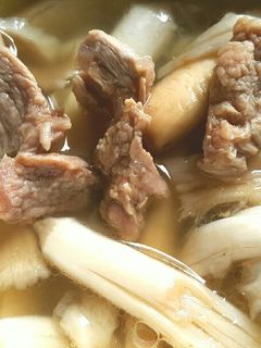 Hình của món Canh bò hầm nấm mối.