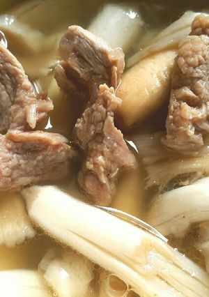 Hình của món Canh bò hầm nấm mối.