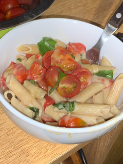Una foto de Fideos caprese Fácil y rápido