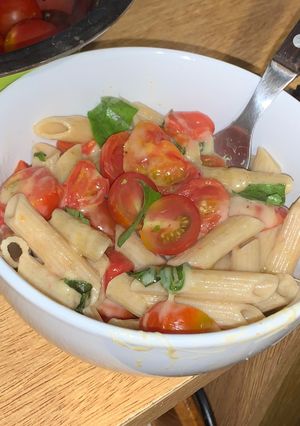 Una foto de Fideos caprese Fácil y rápido