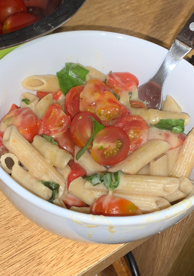 Una foto de Fideos caprese Fácil y rápido