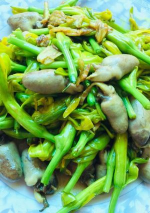 Hình của món Bông kim châm xào tim gà.