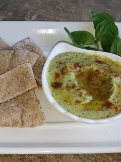 Una foto de Hummus de albahaca