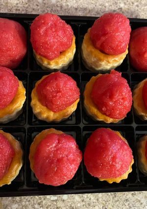 A picture of Bubble gum flavour boondi ladoo pastry.