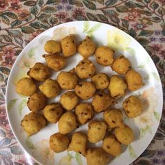 A picture of Moong dal pakodi or magodi (yellow lentil).