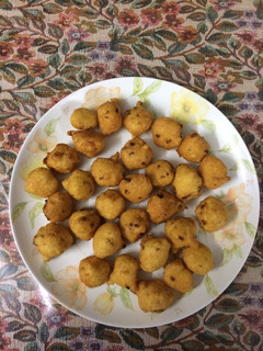 A picture of Moong dal pakodi or magodi (yellow lentil).