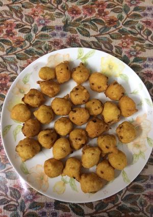 A picture of Moong dal pakodi or magodi (yellow lentil).