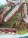 Salchichas de cerdo frescas con anisete, pimiento verde y ceba
