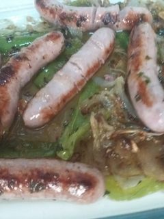 Una foto de Salchichas de cerdo frescas con anisete, pimiento verde y ceba
