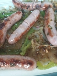 Una foto de Salchichas de cerdo frescas con anisete, pimiento verde y ceba