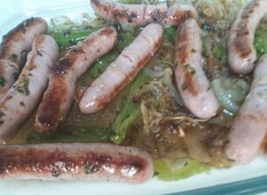 Una foto de Salchichas de cerdo frescas con anisete, pimiento verde y ceba