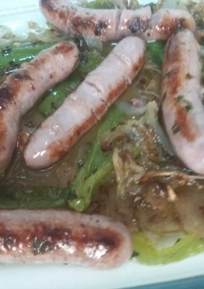 Una foto de Salchichas de cerdo frescas con anisete, pimiento verde y ceba
